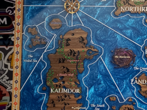 ¡Maravilloso mapa de Azeroth creado en nogal y resina! - AlterTime